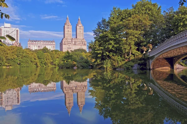 Лук мост и пруд, Центральный парк, Манхэттен Нью-Йорк — стоковое фото