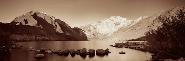 Снег горное озеро — стоковое фото