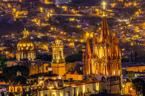 Сан-Мигель де Альенде Мексики Miramar открывается вид на ночь приход — стоковое фото