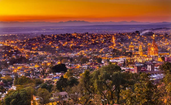 Сан-Мигель де Альенде Мексики Miramar открывается вечером приход — стоковое фото