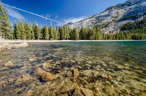 Озеро пейзаж в Калифорнии — стоковое фото