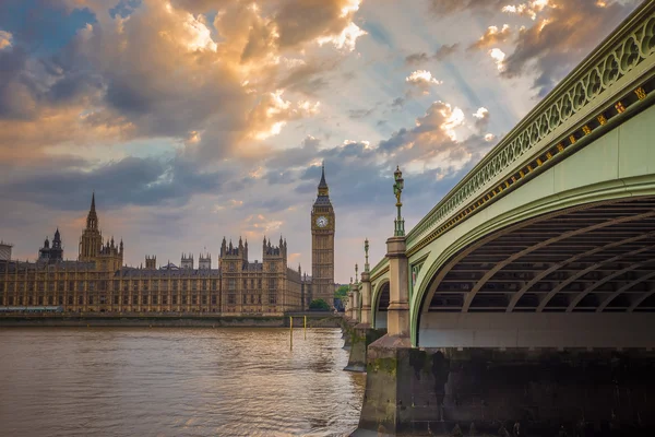 Биг Бен, парламент и Вестминстерский мост с красивым небом, Лондон, Великобритания — стоковое фото