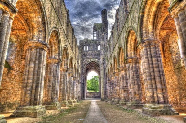 Исторические руины средневекового аббатства — стоковое фото