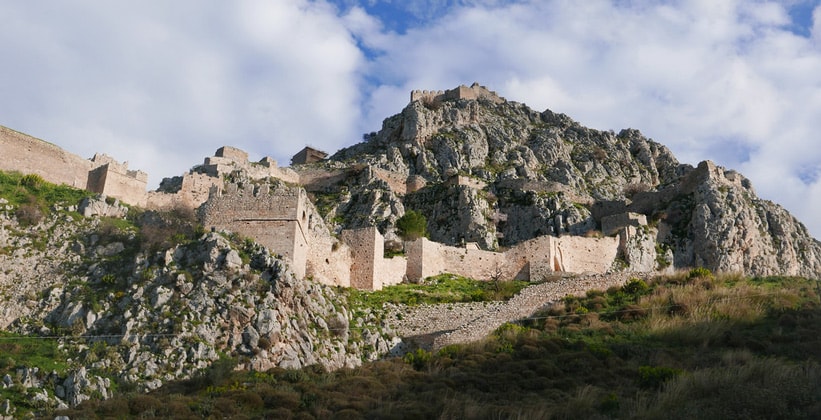 Древняя крепость Акрокоринф в Греции