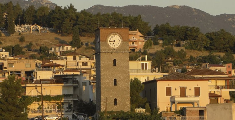 Часовая башня в городе Ливадия (Греция)