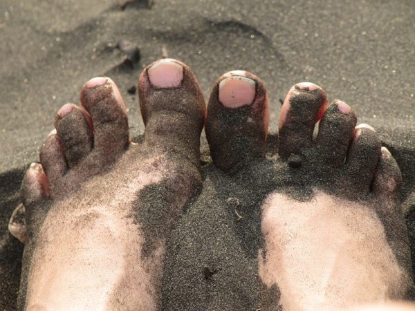 Чёрный песок на Шоколадном пляже