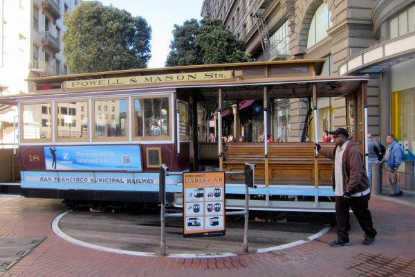 Вагон канатного трамвая в Сан-Франциско на поворотном круге