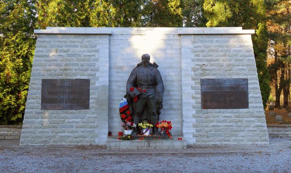 Монумент «Бронзовый солдат» в Таллине