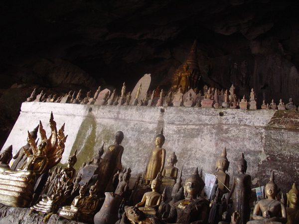 Статуи Будды в пещерах Паку