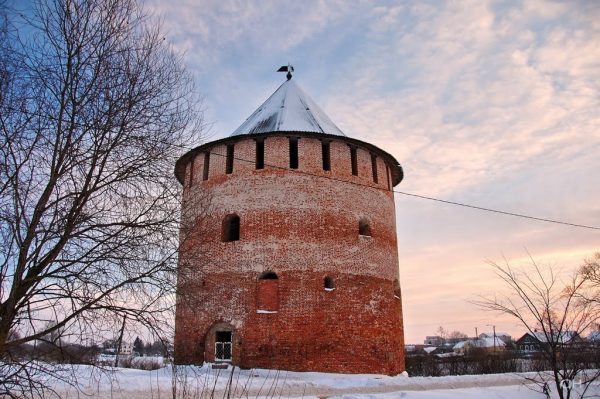 Алексеевская башня недалеко от центра Великого Новгорода