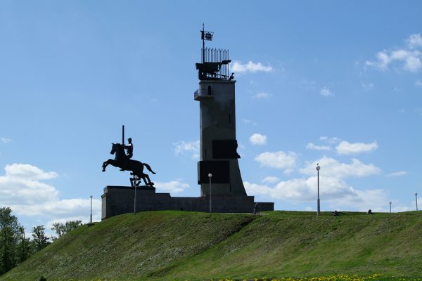Монумент Победы с башней в Великом Новгороде