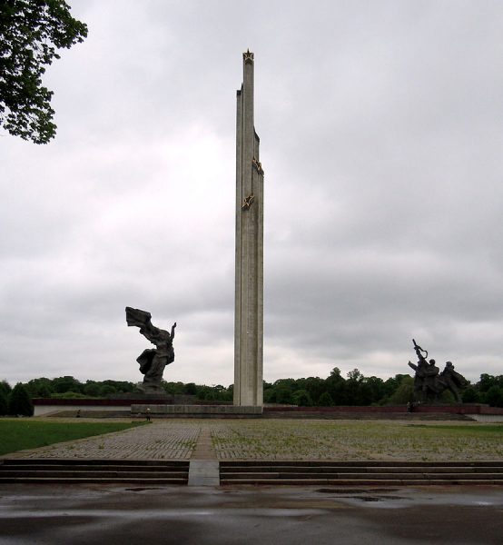 Памятник освободителям Риги в Латвии