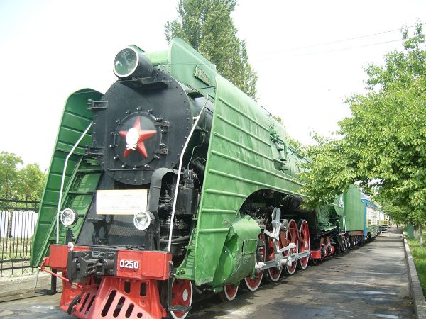 Паровоз П36 в музее железнодорожного транспорта в Ташкенте
