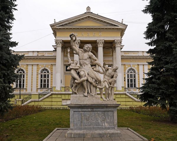 Скульптура «Лаокоон» напротив Одесского археологического музея