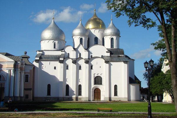 Софийский собор с красивыми куполами в Новгороде