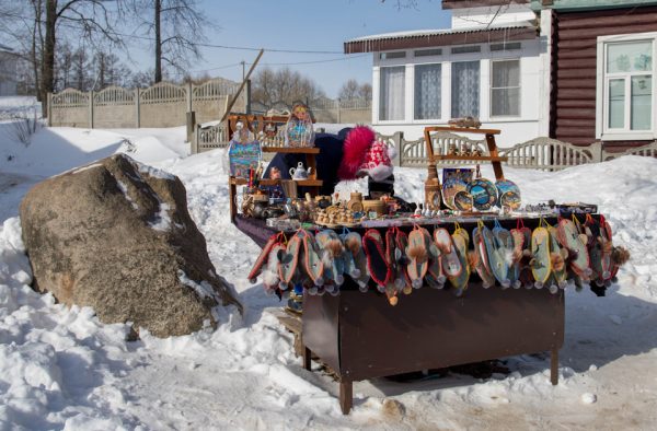 Стол с сувенирами в Мышкине зимой