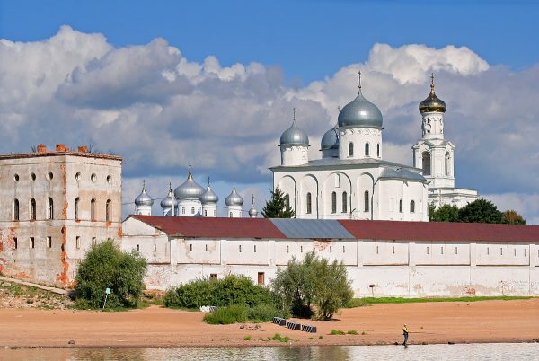 Юрьев монастырь недалеко от реки в Новгороде