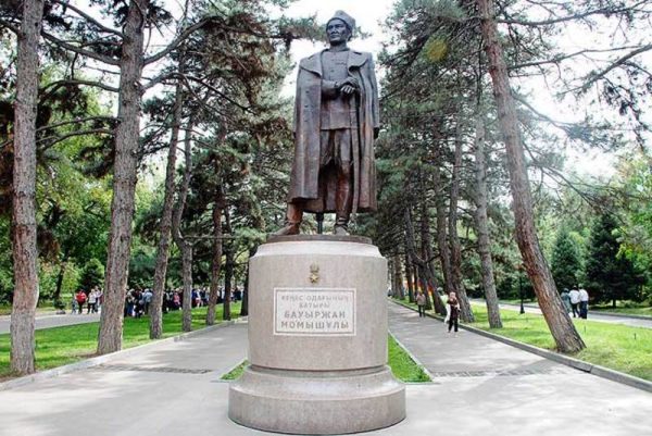 Памятник Бауыржану Момыш-улы